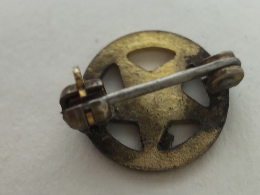 JUST ADDED - Various Pins And Key Chain [Photo 8]