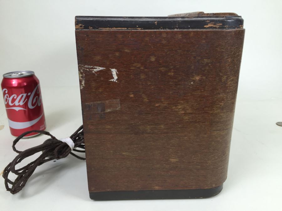 Old General Electric Art Deco Tube Radio - Needs Rewiring And Possible Servicing - Great Decorator Look [Photo 10]