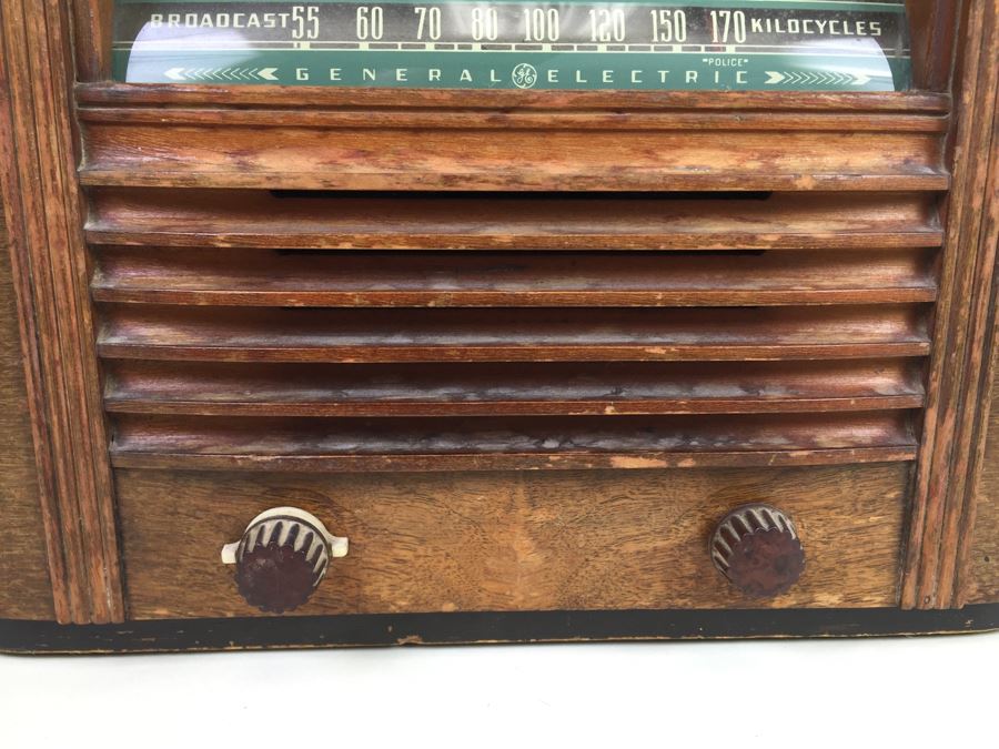 Old General Electric Art Deco Tube Radio - Needs Rewiring And Possible Servicing - Great Decorator Look [Photo 9]