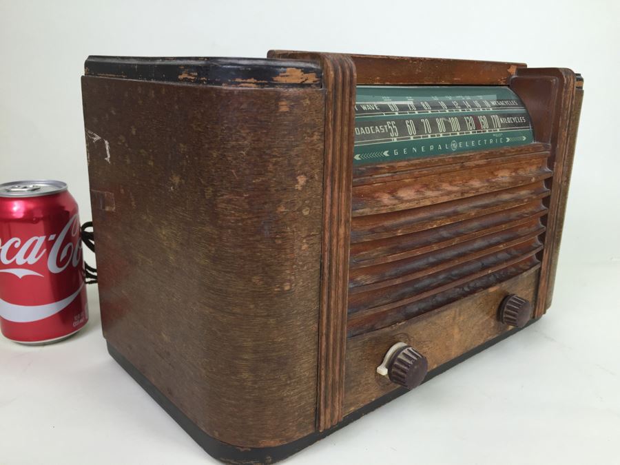 Old General Electric Art Deco Tube Radio - Needs Rewiring And Possible Servicing - Great Decorator Look [Photo 2]