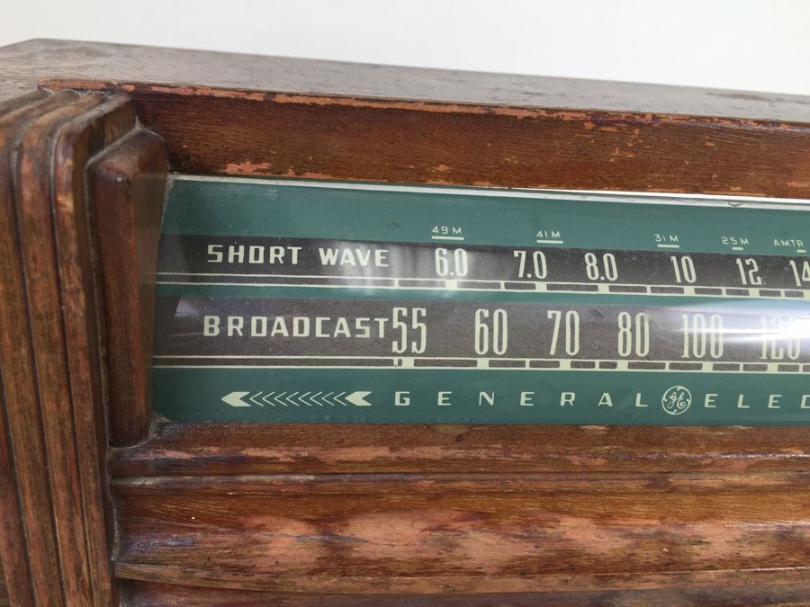 Old General Electric Art Deco Tube Radio - Needs Rewiring And Possible Servicing - Great Decorator Look [Photo 6]