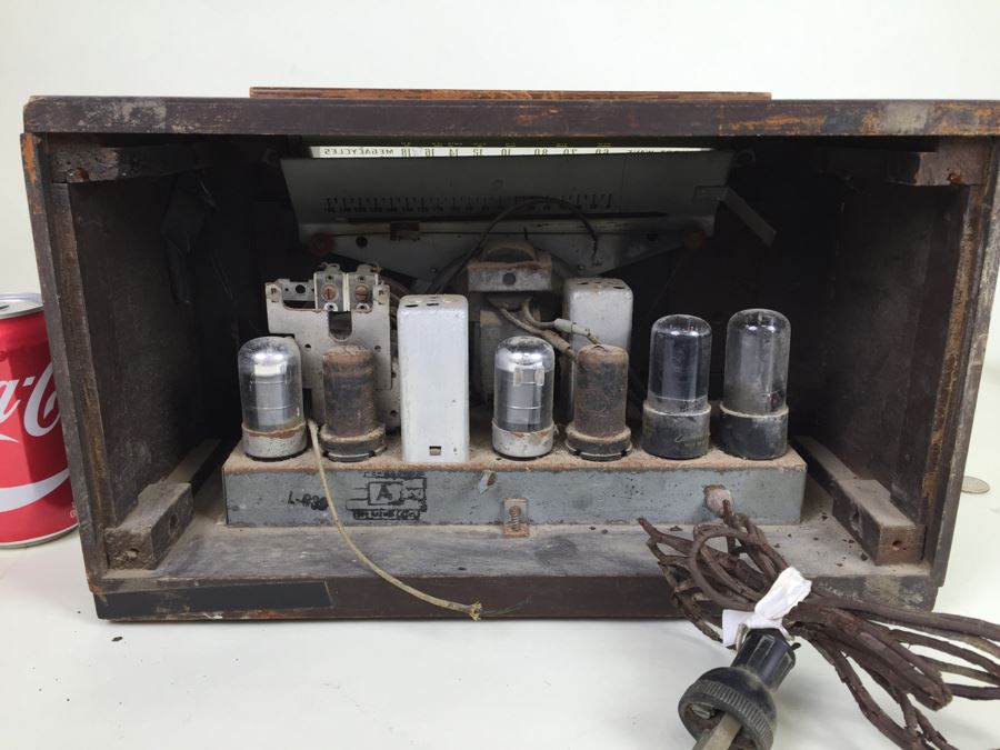 Old General Electric Art Deco Tube Radio - Needs Rewiring And Possible Servicing - Great Decorator Look [Photo 3]