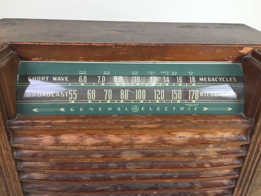 Old General Electric Art Deco Tube Radio - Needs Rewiring And Possible Servicing - Great Decorator Look [Photo 5]