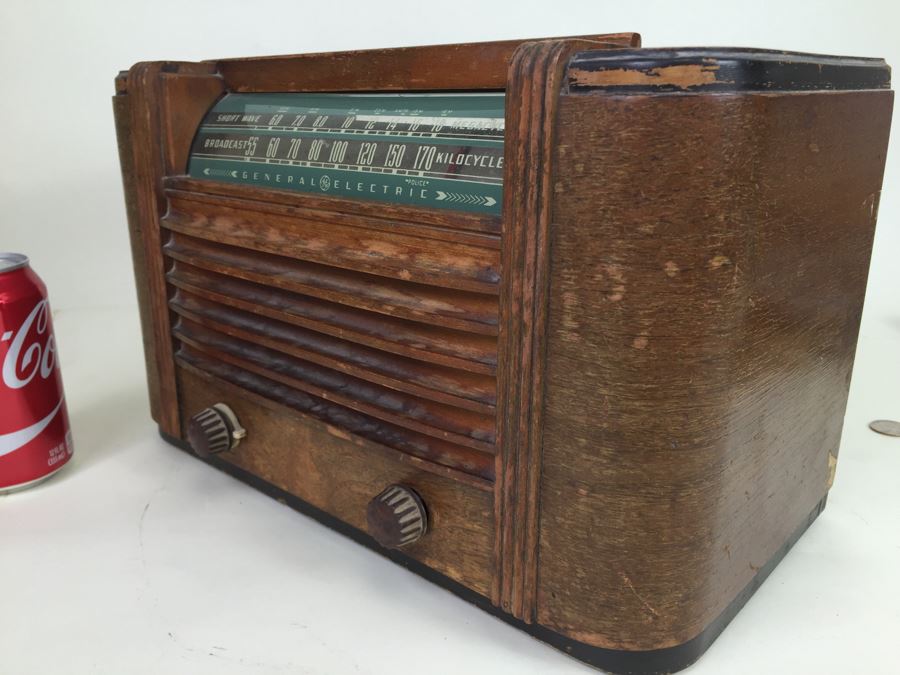 Old General Electric Art Deco Tube Radio - Needs Rewiring And Possible Servicing - Great Decorator Look [Photo 13]