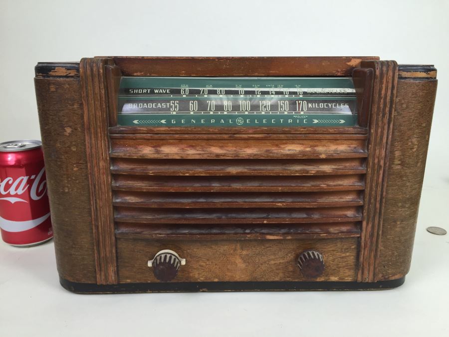 Old General Electric Art Deco Tube Radio - Needs Rewiring And Possible Servicing - Great Decorator Look