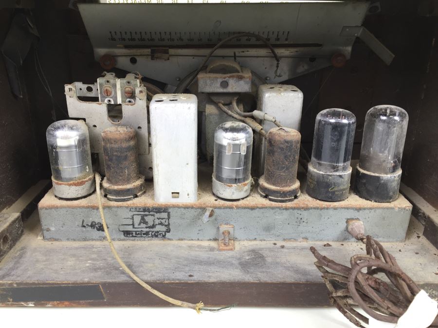Old General Electric Art Deco Tube Radio - Needs Rewiring And Possible Servicing - Great Decorator Look [Photo 11]