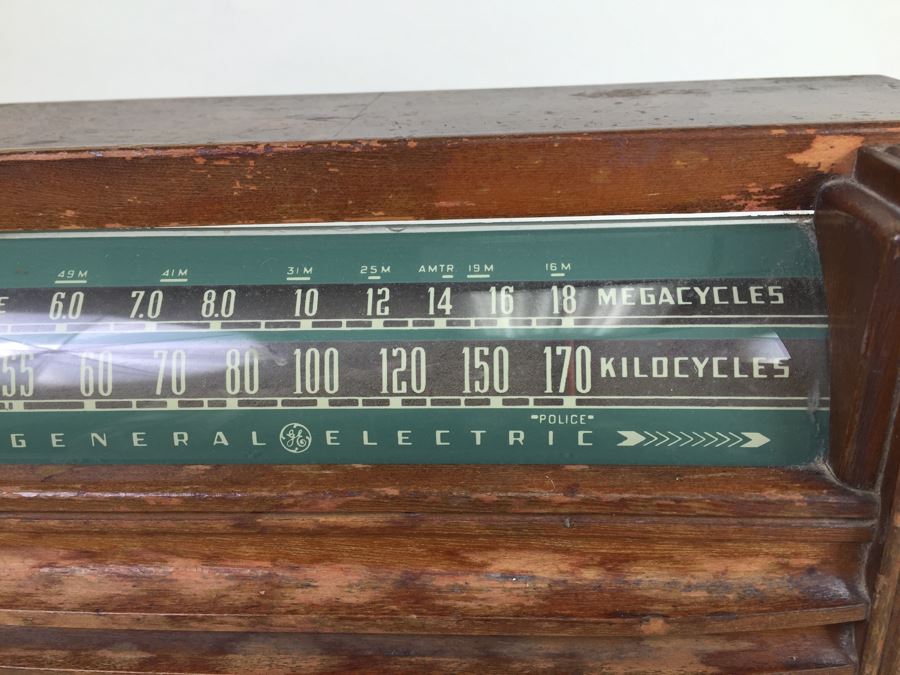 Old General Electric Art Deco Tube Radio - Needs Rewiring And Possible Servicing - Great Decorator Look [Photo 7]