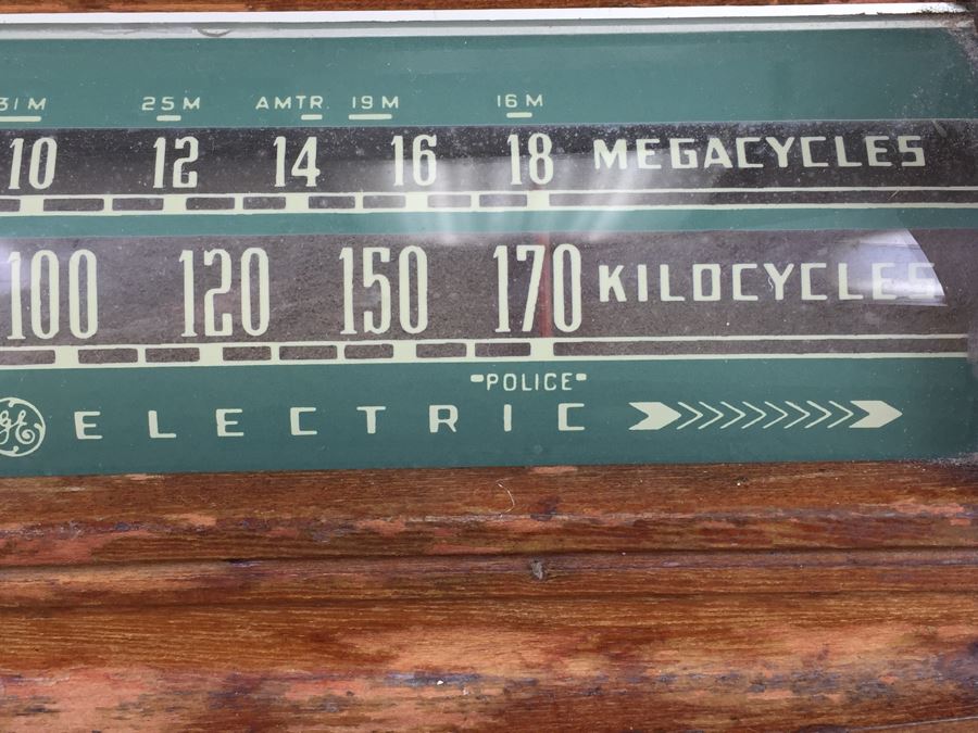 Old General Electric Art Deco Tube Radio - Needs Rewiring And Possible Servicing - Great Decorator Look [Photo 8]
