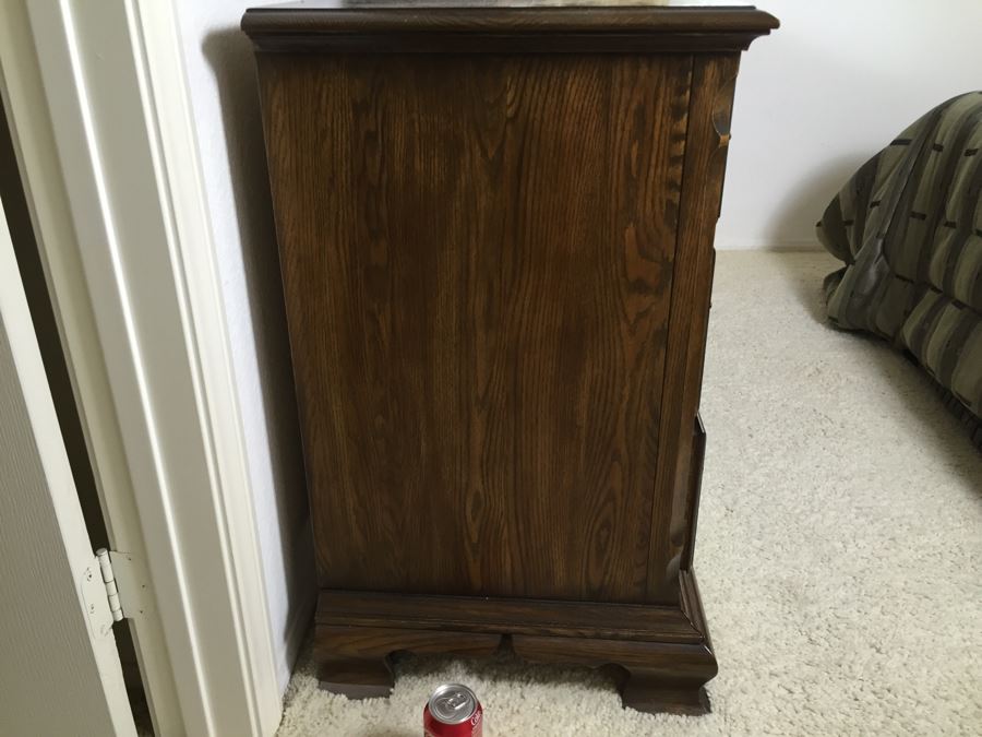 Pennsylvania House Wooden Chest Of Drawers Dresser With 3-Panel Beveled Glass Mirror [Photo 18]
