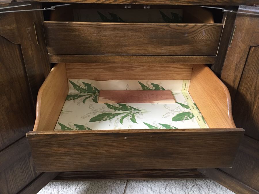 Pennsylvania House Wooden Chest Of Drawers Dresser With 3-Panel Beveled Glass Mirror [Photo 15]