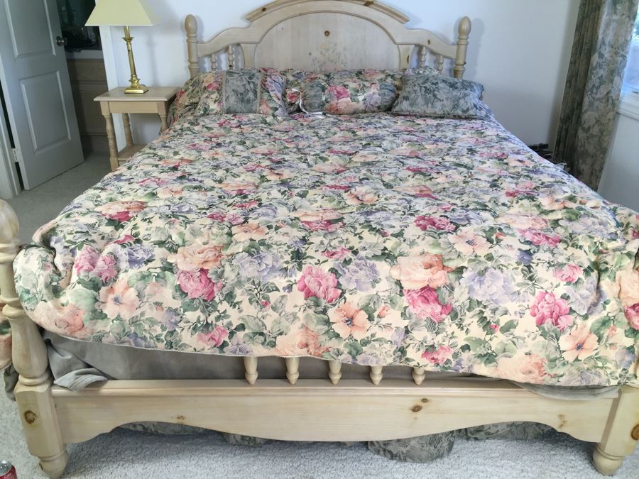 Nice Queen Size Turned Pine Wood Bed With Bedding, Box Spring And Mattress [Photo 1]