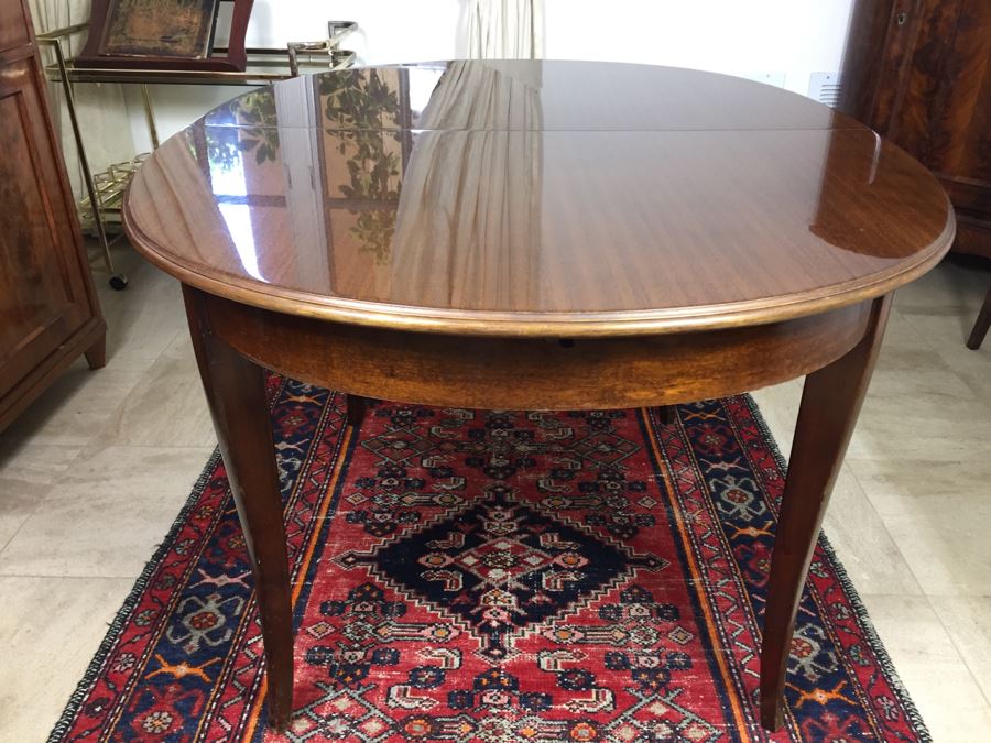 Stunning Mid-Century Style Formal Dining Table In Excellent Condition With Built-In Leaves And 8 Dining Chairs