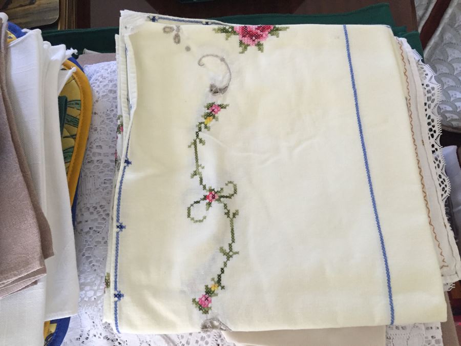 Large Linen Lot With Placemats, Trivets, Beveled Glass Mirrors And S&P Shakers [Photo 11]