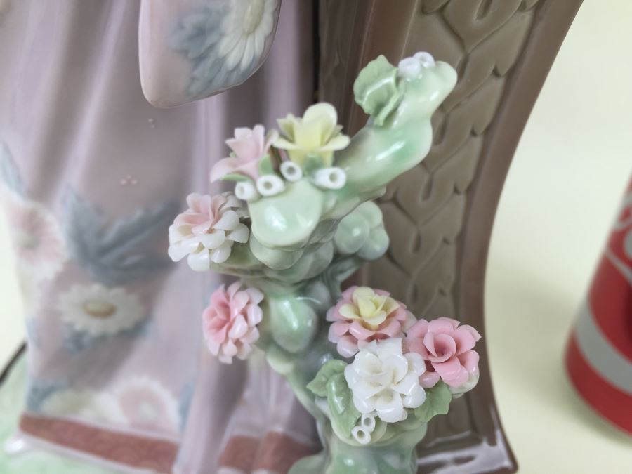 Rare Large Lladro 'Mariko' Japanese Lady With Fan Flowers Lamp Post Estimate $1,250 [Photo 17]