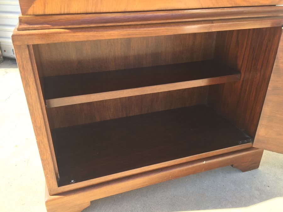 Curio Cabinet With 2 Drawers - Mirrored Back And Glass Shelves [Photo 11]