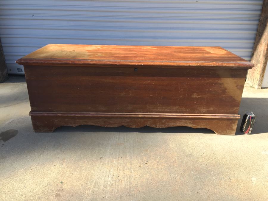 LANE Cedar Chest - Top Has Been Repaired - Great Paint Candidate [Photo 4]