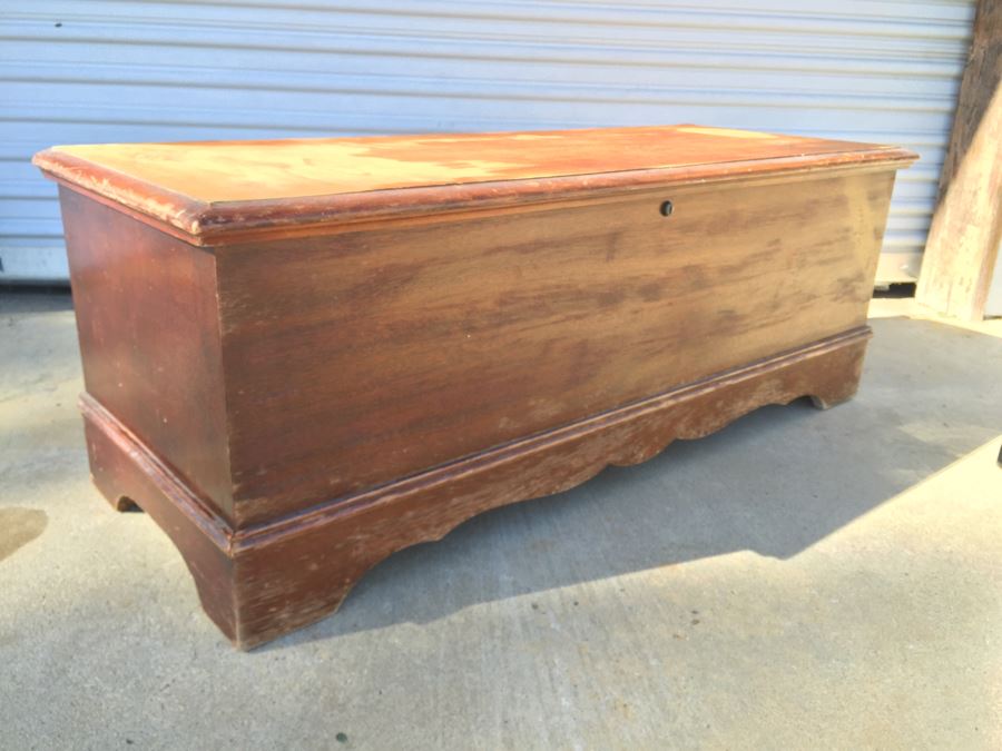 LANE Cedar Chest - Top Has Been Repaired - Great Paint Candidate [Photo 17]