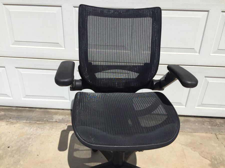 Black Office Chair With Casters [Photo 4]