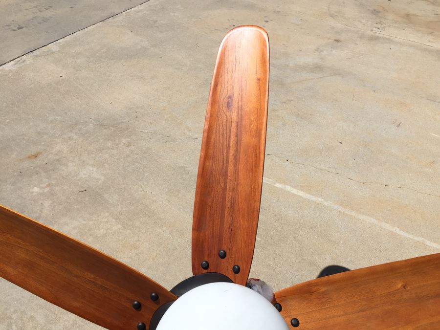 Large Ceiling Fan With Light And Wooden Blades [Photo 4]