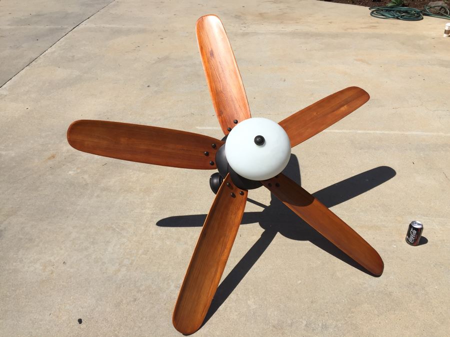 Large Ceiling Fan With Light And Wooden Blades [Photo 2]