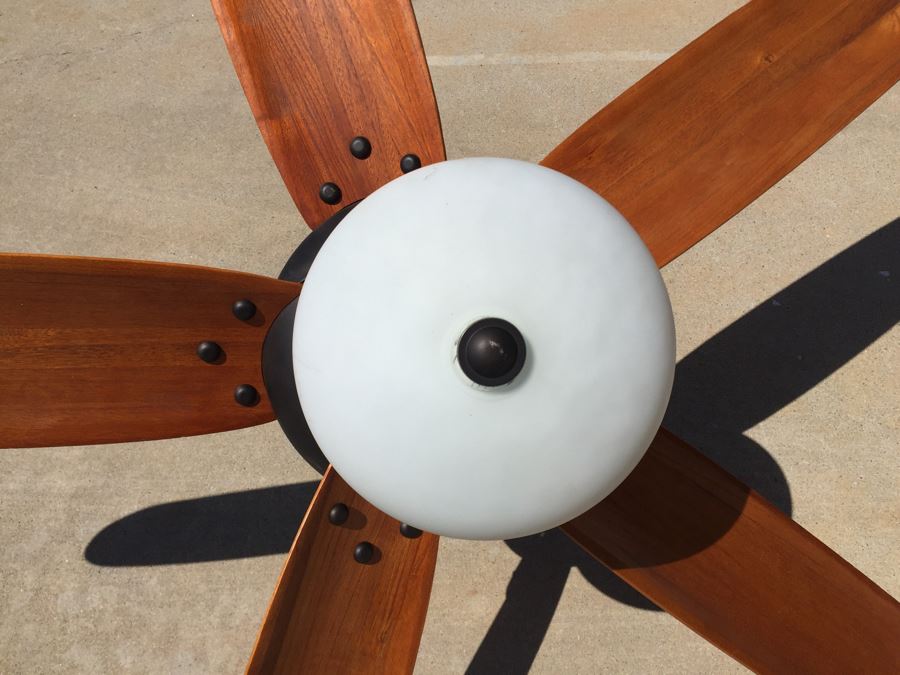 Large Ceiling Fan With Light And Wooden Blades [Photo 3]