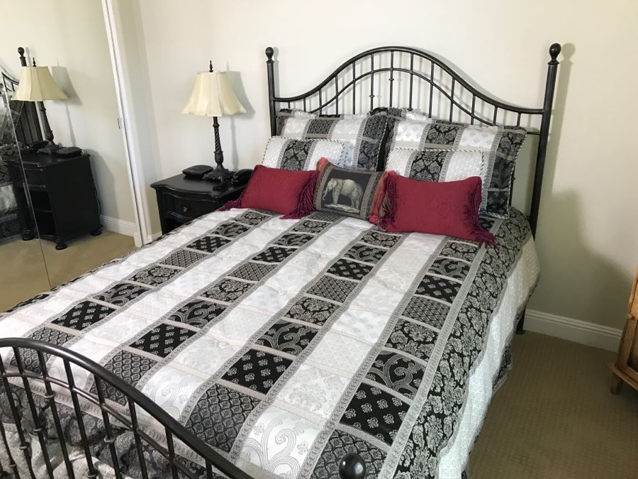 Hooker Furniture Metal And Wrought Iron Queen Size Bed - Without Mattress And Bedding [Photo 4]