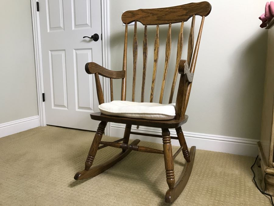 Wooden Rocking Chair [Photo 4]