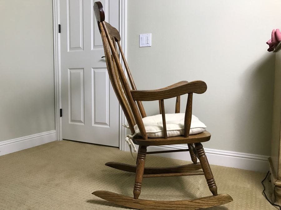 Wooden Rocking Chair [Photo 2]