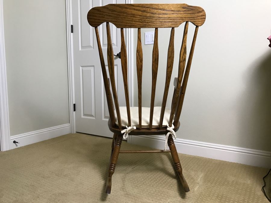 Wooden Rocking Chair [Photo 3]