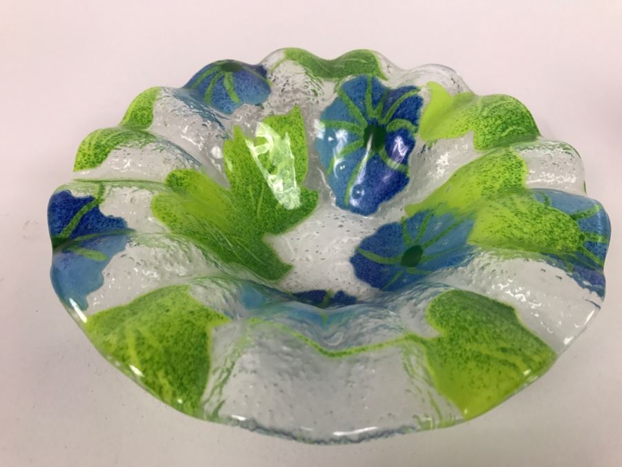 Hand Blown Glass Bowl With Floral Motif [Photo 4]