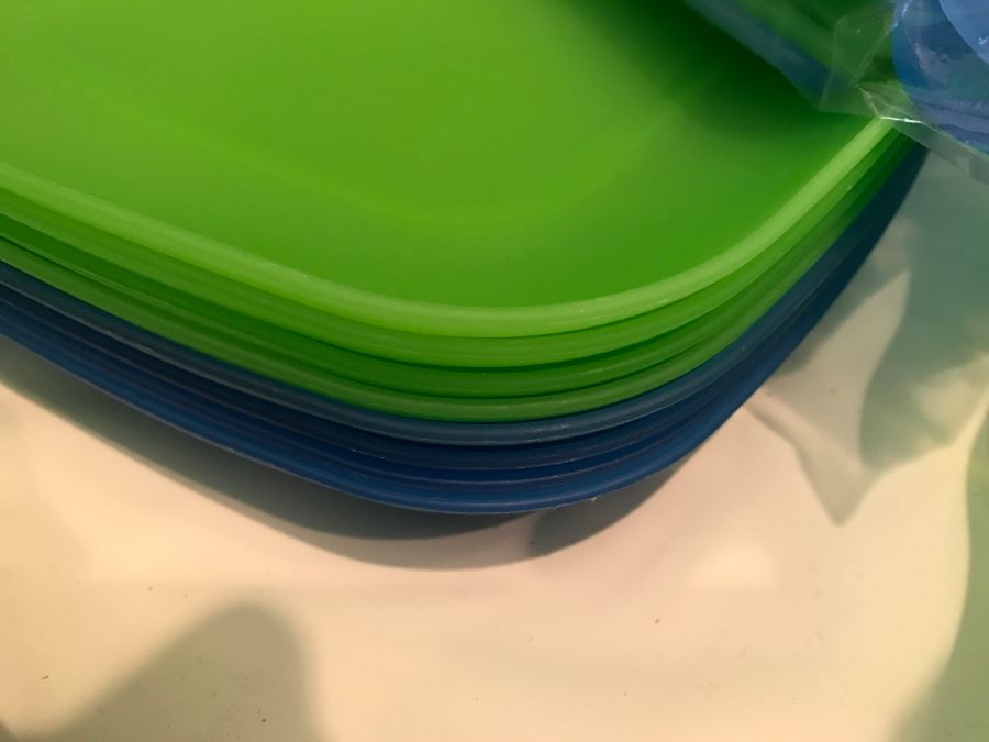 Various Plastic Plates, Cups, Bowls And Pitcher [Photo 10]