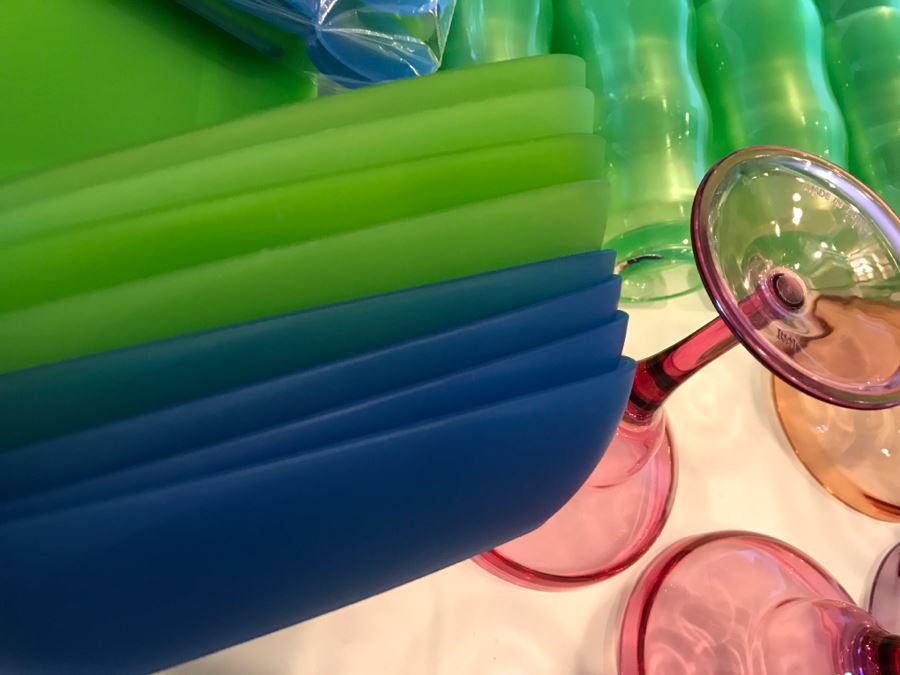 Various Plastic Plates, Cups, Bowls And Pitcher [Photo 8]