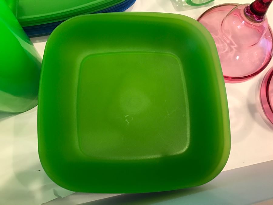 Various Plastic Plates, Cups, Bowls And Pitcher [Photo 4]