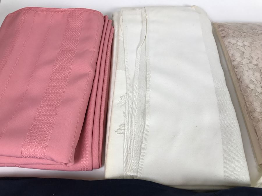 Tablecloth And Apron Lot [Photo 2]