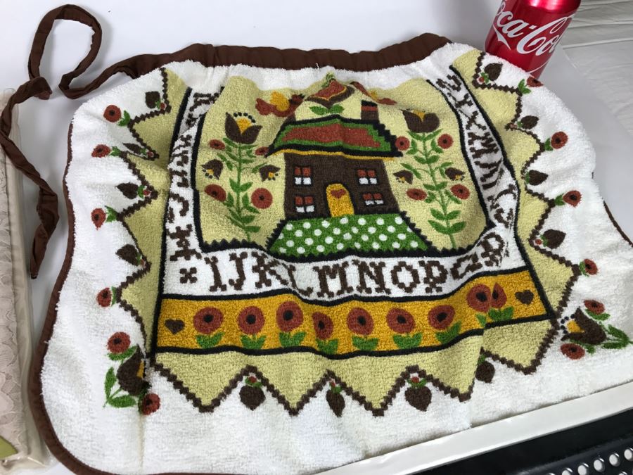 Tablecloth And Apron Lot [Photo 4]
