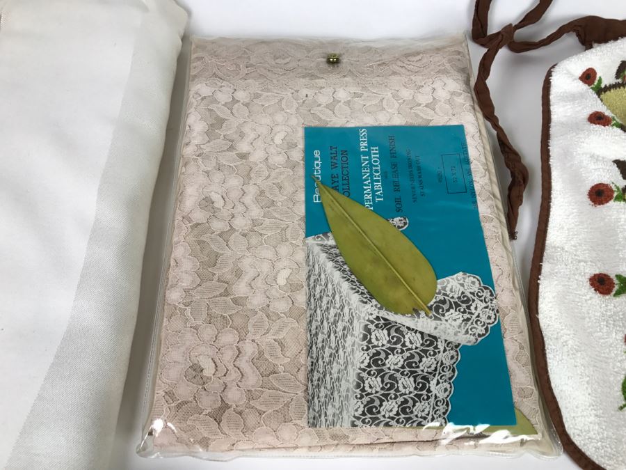 Tablecloth And Apron Lot [Photo 3]