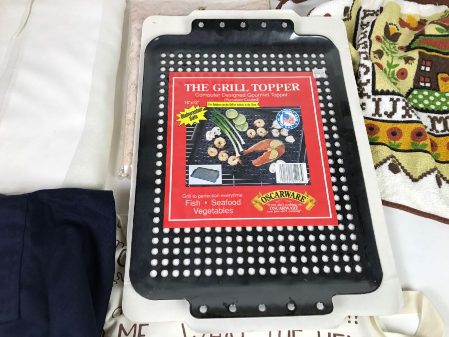 Tablecloth And Apron Lot [Photo 5]