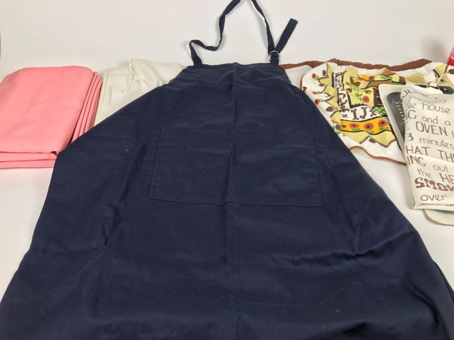 Tablecloth And Apron Lot [Photo 9]