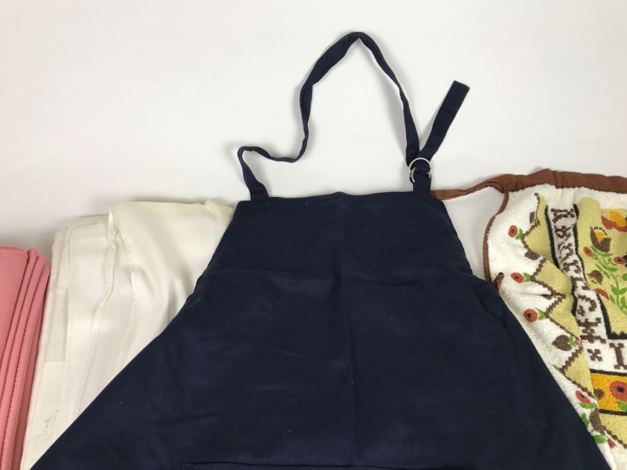 Tablecloth And Apron Lot [Photo 10]