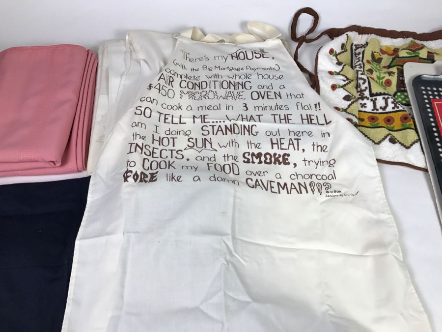Tablecloth And Apron Lot [Photo 7]