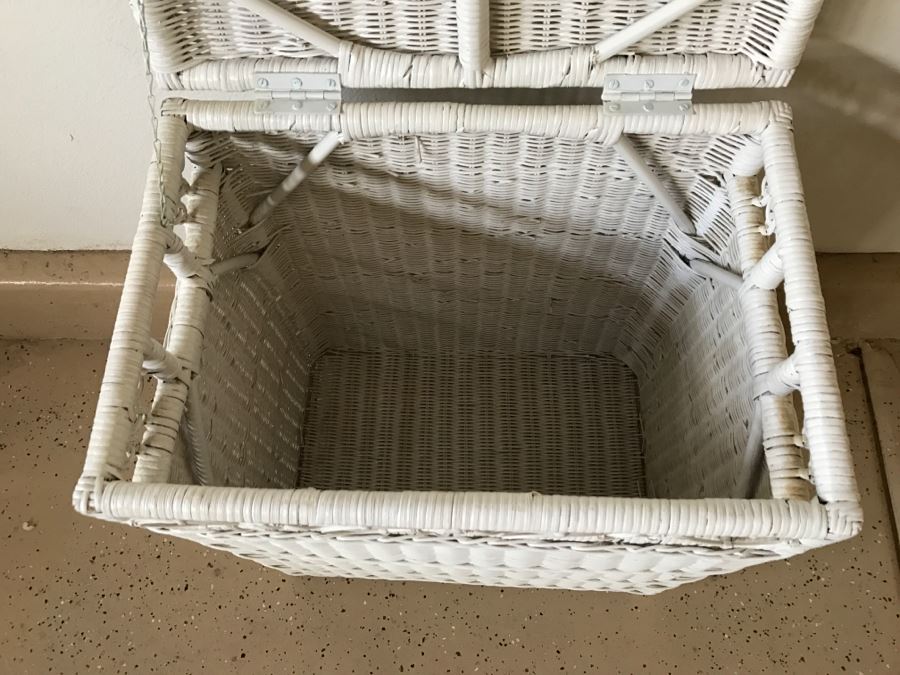 White Wicker Hamper [Photo 4]