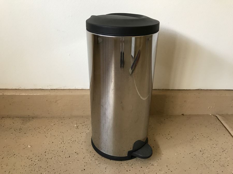 Stainless Trash Can [Photo 1]