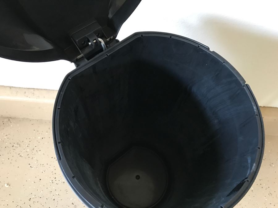 Stainless Trash Can [Photo 3]
