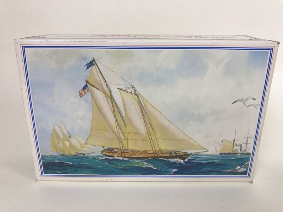 (15) Collection Of Vintage Avon Cologne Glass Bottles In Original Boxes - Mainly Cars [Photo 30]