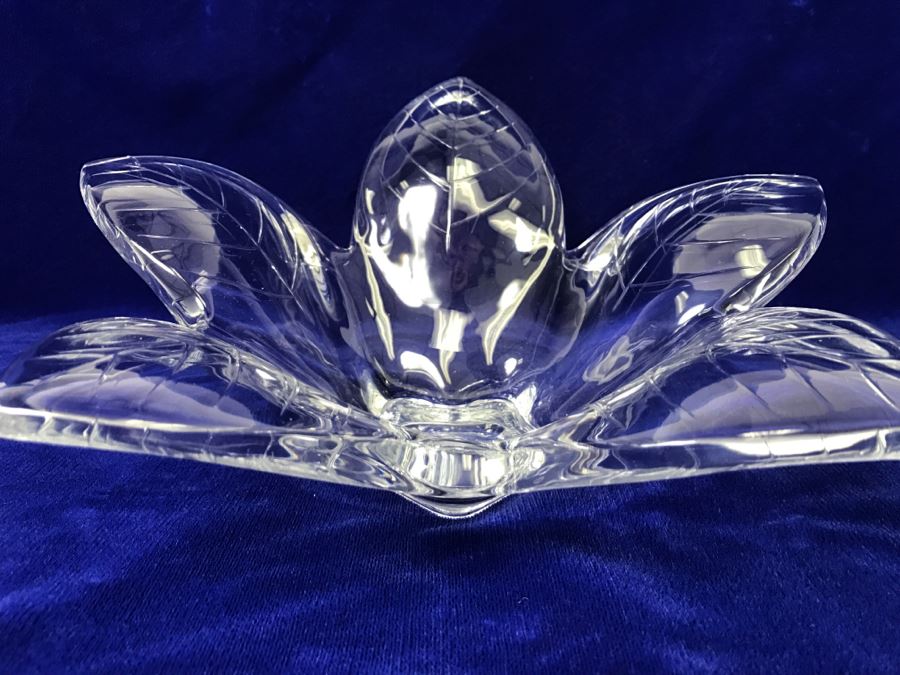 Lucite Plastic Leaf Bowl [Photo 3]