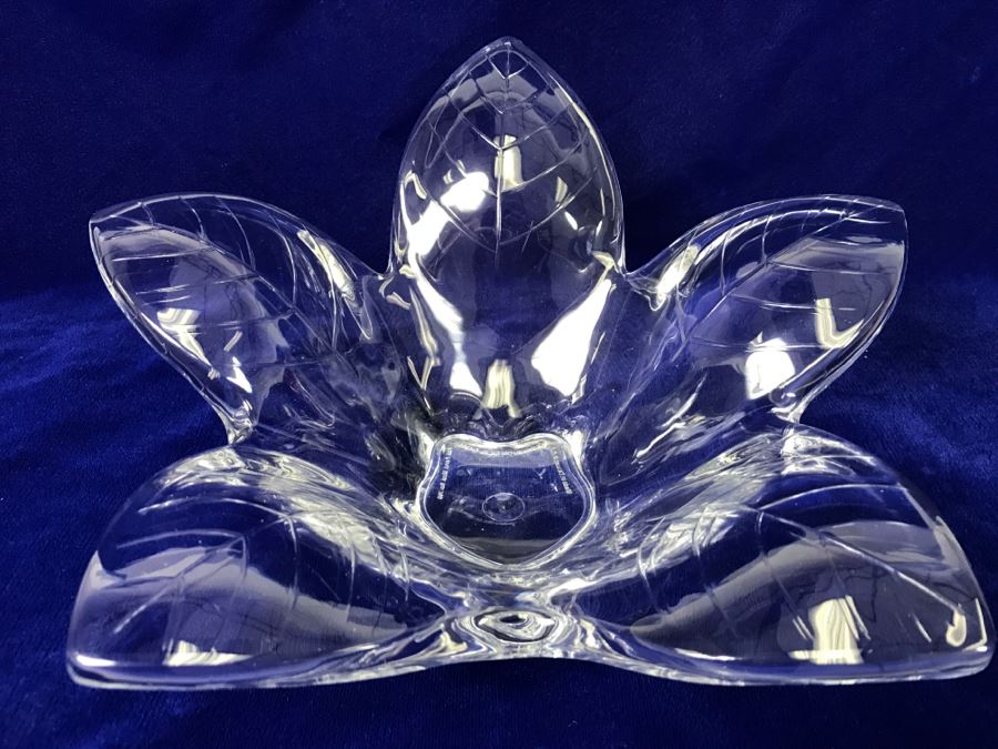 Lucite Plastic Leaf Bowl [Photo 2]