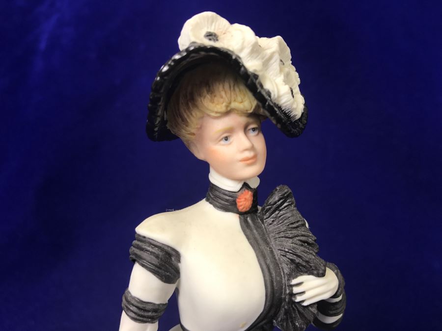 Pair Of Wedgwood Figurines Ladies Amelia And Lavinia The Hyde Park Collection Made In England [Photo 5]