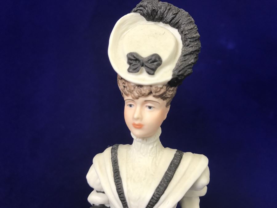 Pair Of Wedgwood Figurines Ladies Amelia And Lavinia The Hyde Park Collection Made In England [Photo 6]