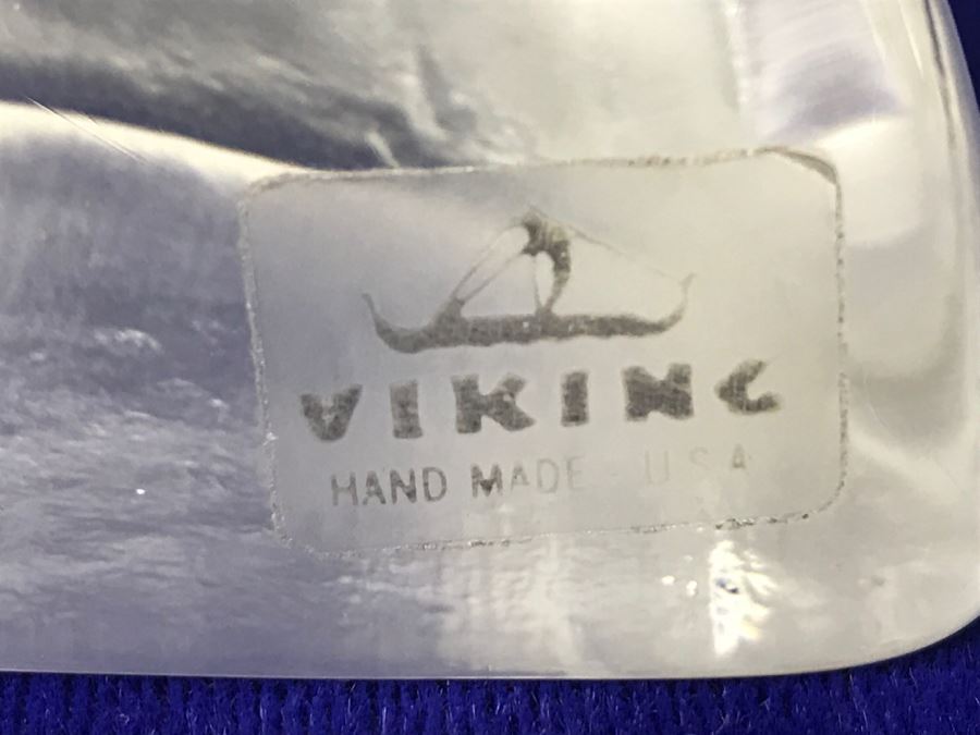 VIKING Frosted Glass Figurine Kissing Girl [Photo 2]