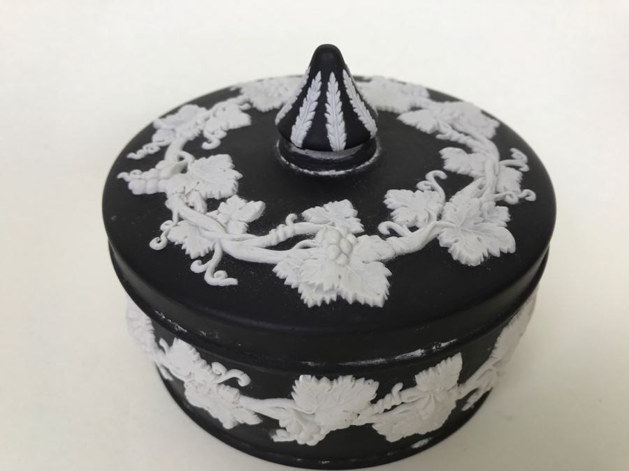 Black And White Wedgwood Covered Dish Made In England [Photo 2]